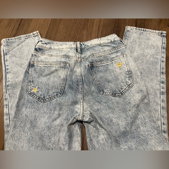 PacSun Light Blue Ripped Mom Jean w/ Daisies - Picture 3 of 3